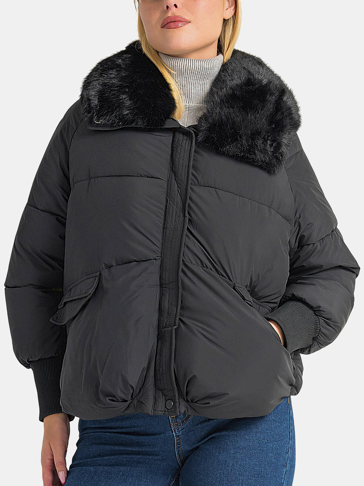 Kurtka z ozdobnym futerkiem