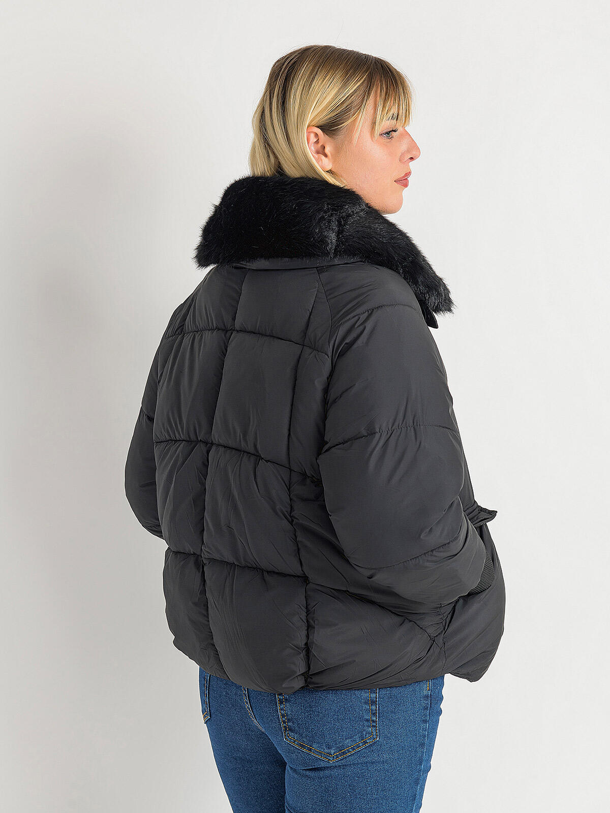 Kurtka z ozdobnym futerkiem