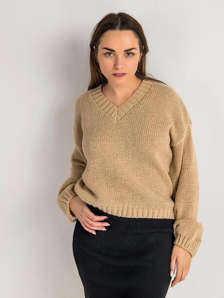 Sweter z dekoltem w serek