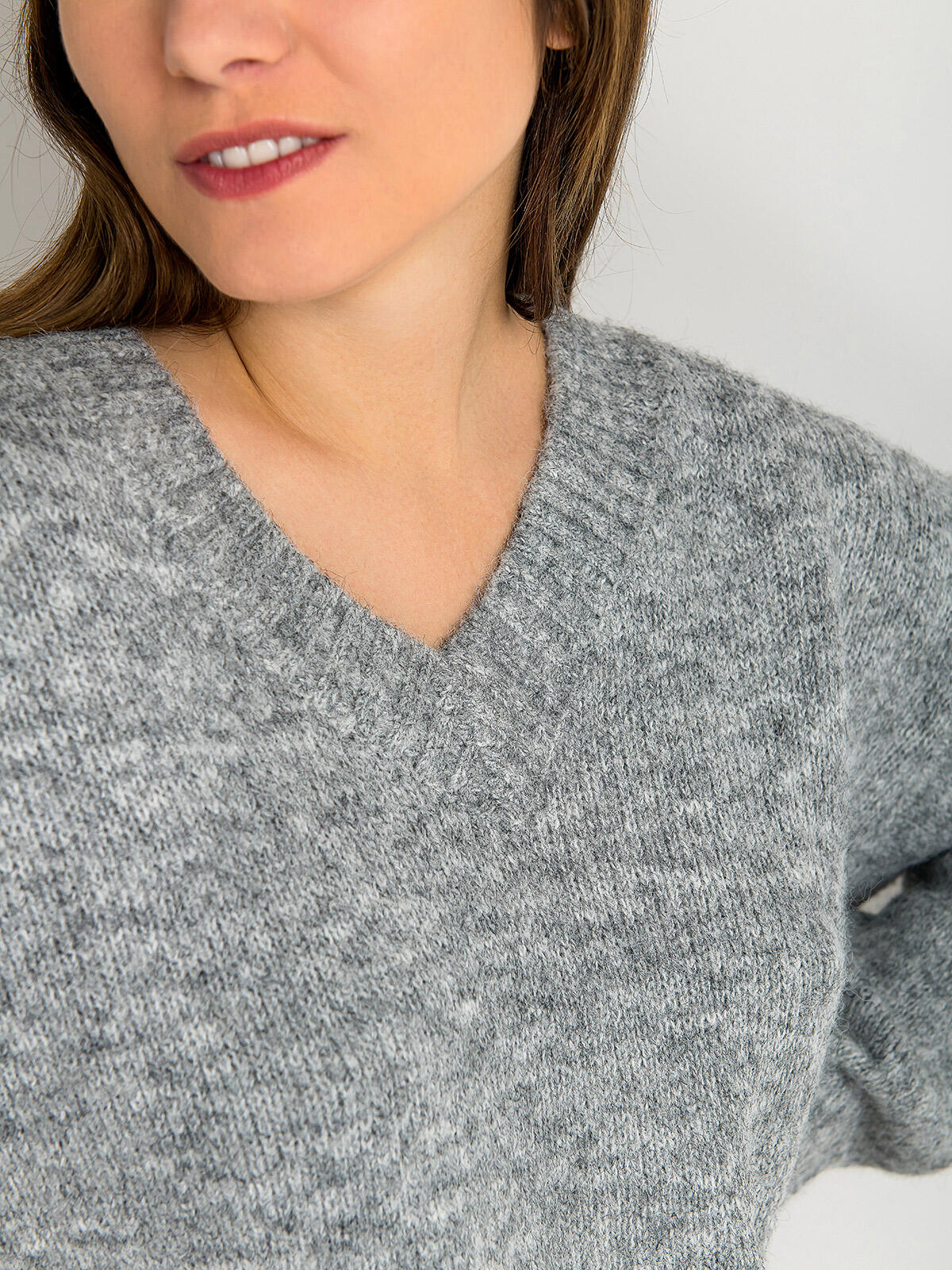 Sweter z dekoltem w serek