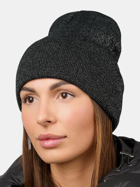 Czapka z błyszczącą nitką