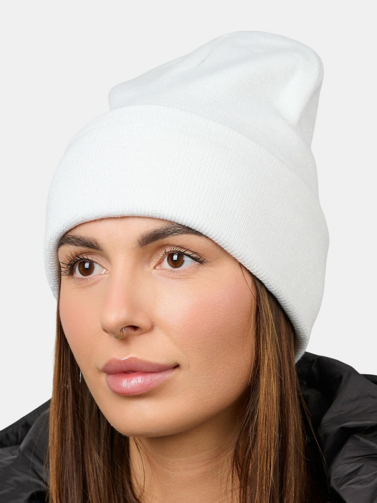 Czapka z błyszczącą nitką