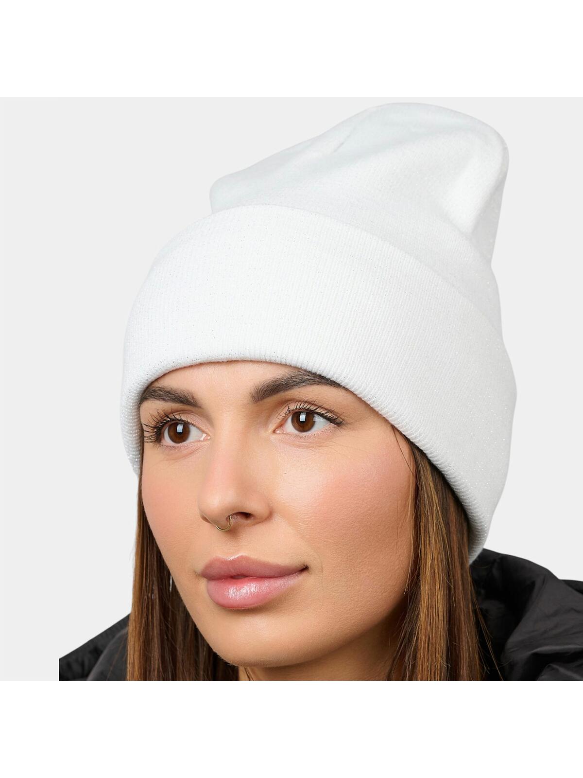 Czapka z błyszczącą nitką