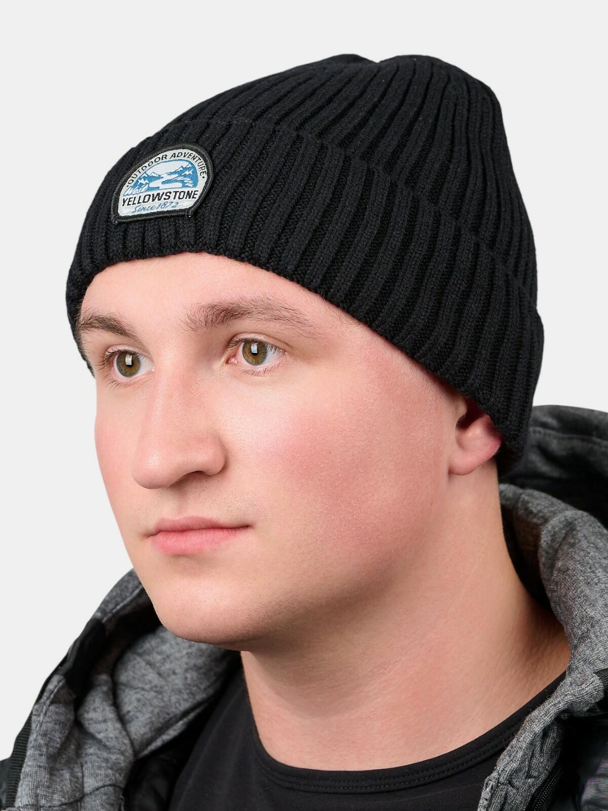 Czapka z ozdobnym akcentem