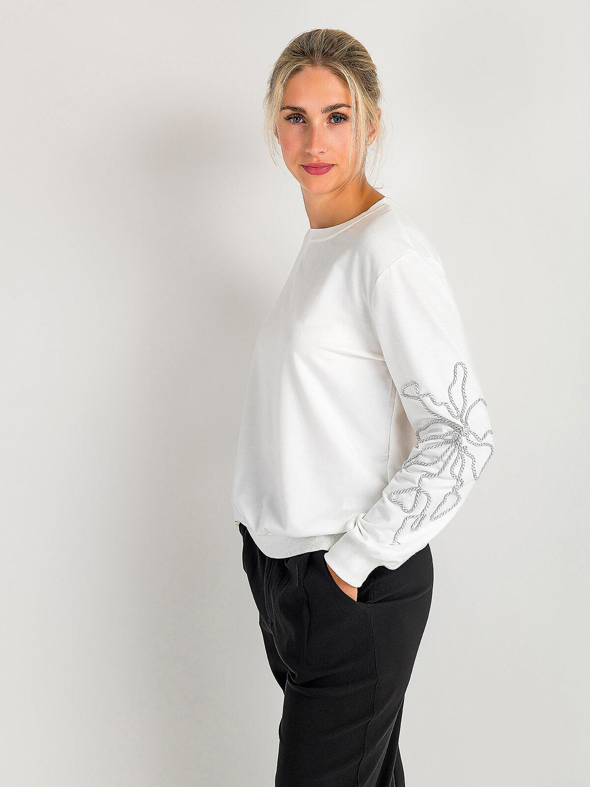 Bluza z ozdobnymi rękawami