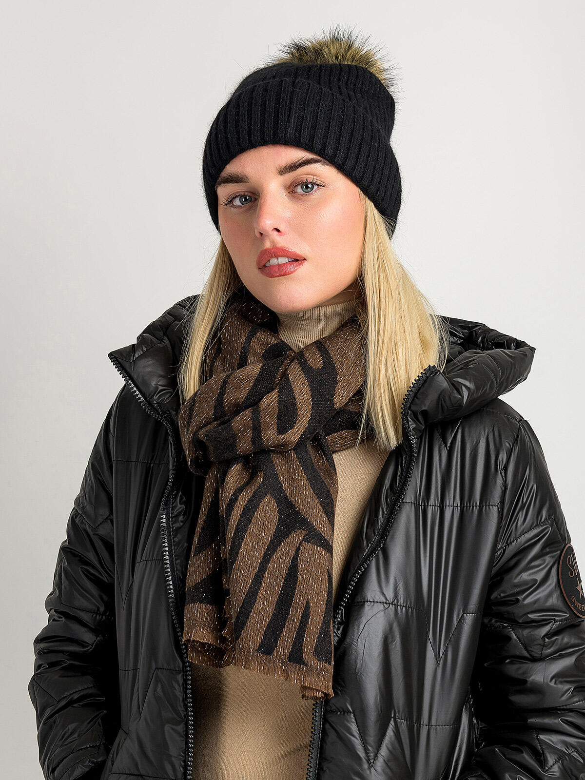 Wzorzysty szalik z błyszczącą nitką