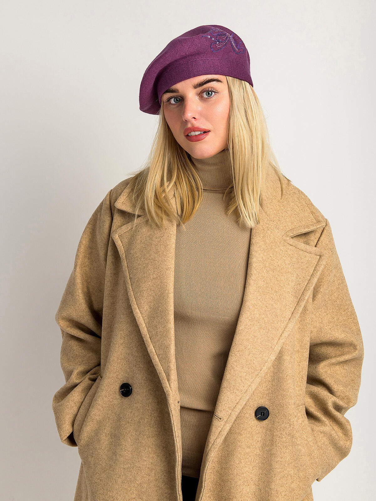 Beret z ozdobnym akcentem