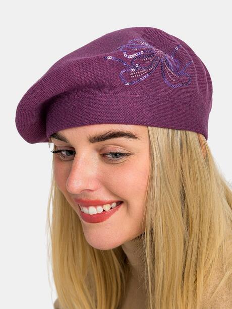Beret z ozdobnym akcentem