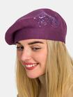 Beret z ozdobnym akcentem
