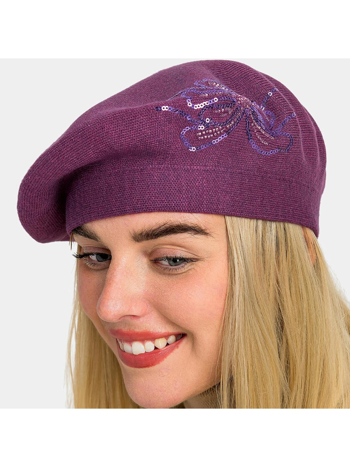 Beret z ozdobnym akcentem