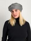 Beret z ozdobnym akcentem