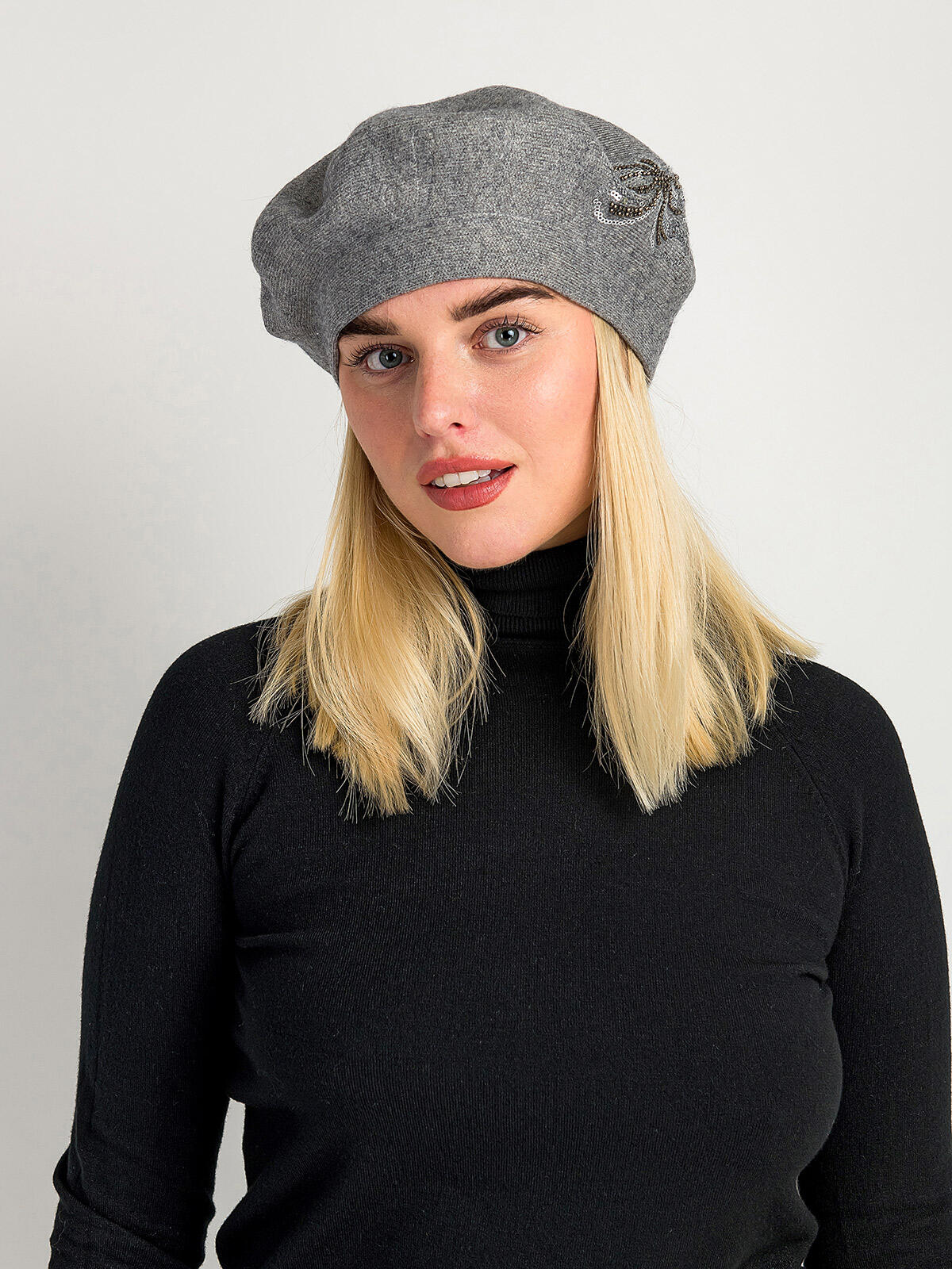 Beret z ozdobnym akcentem