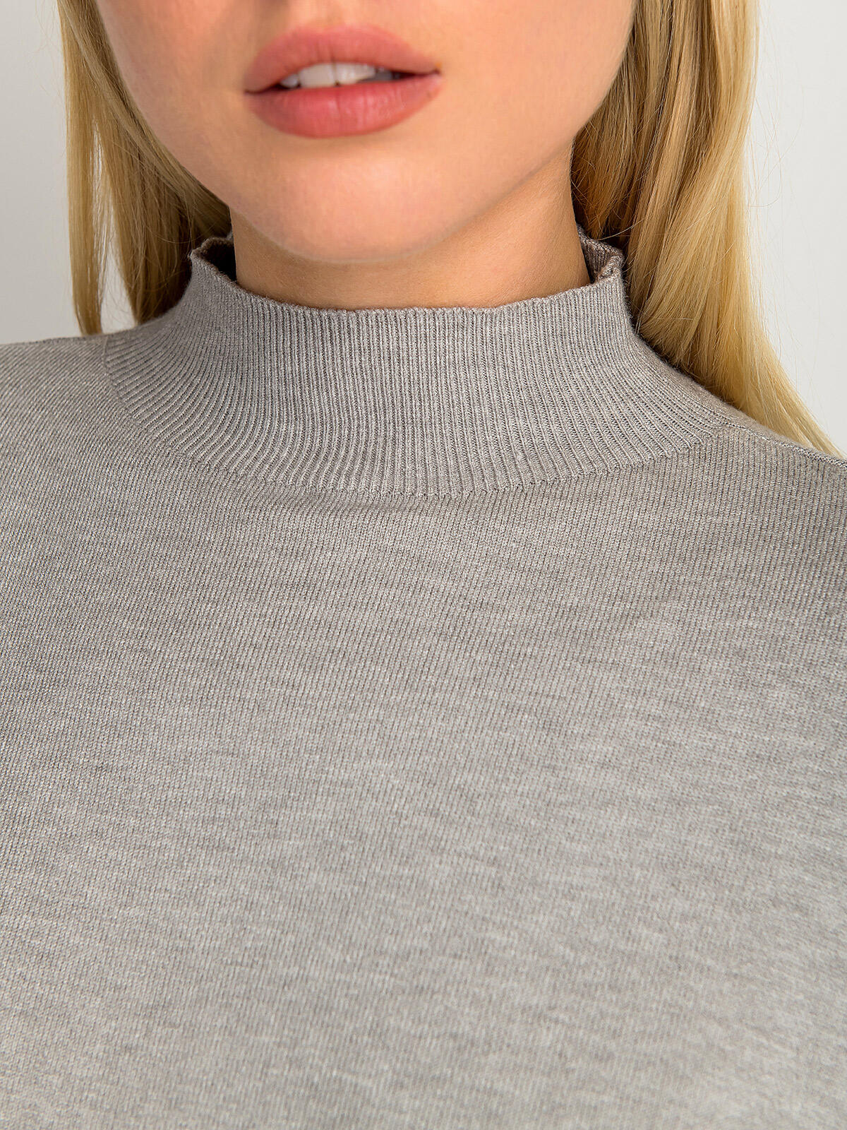 Sweter z domieszką wiskozy