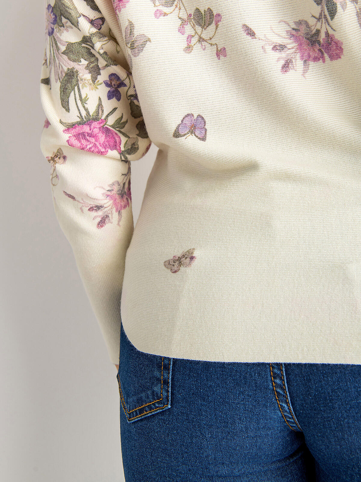 Sweter z kwiatowym wzorem