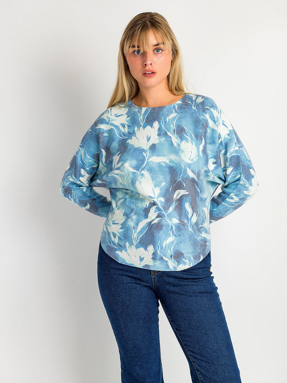 Sweter z kwiatowym wzorem