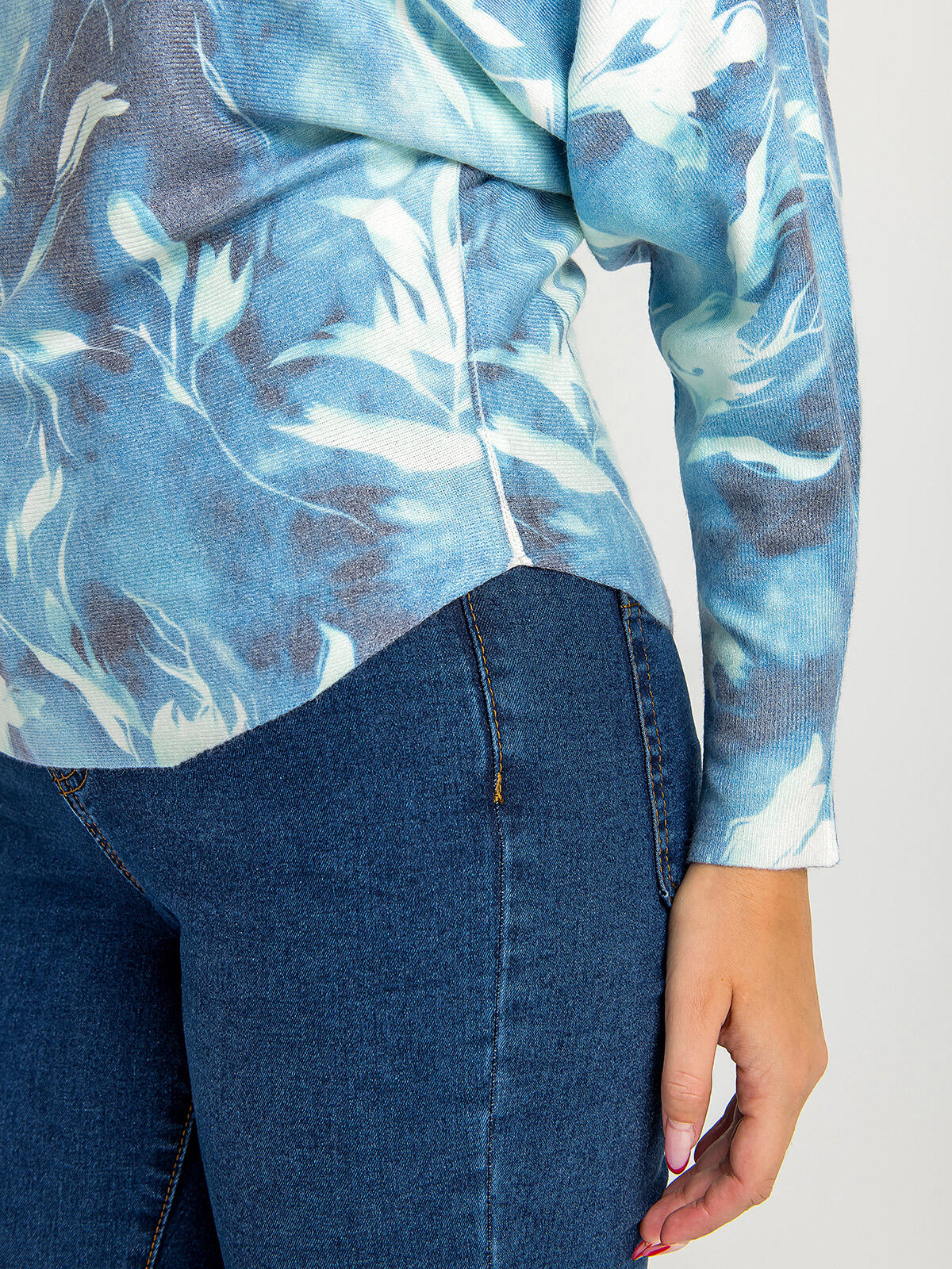 Sweter z kwiatowym wzorem