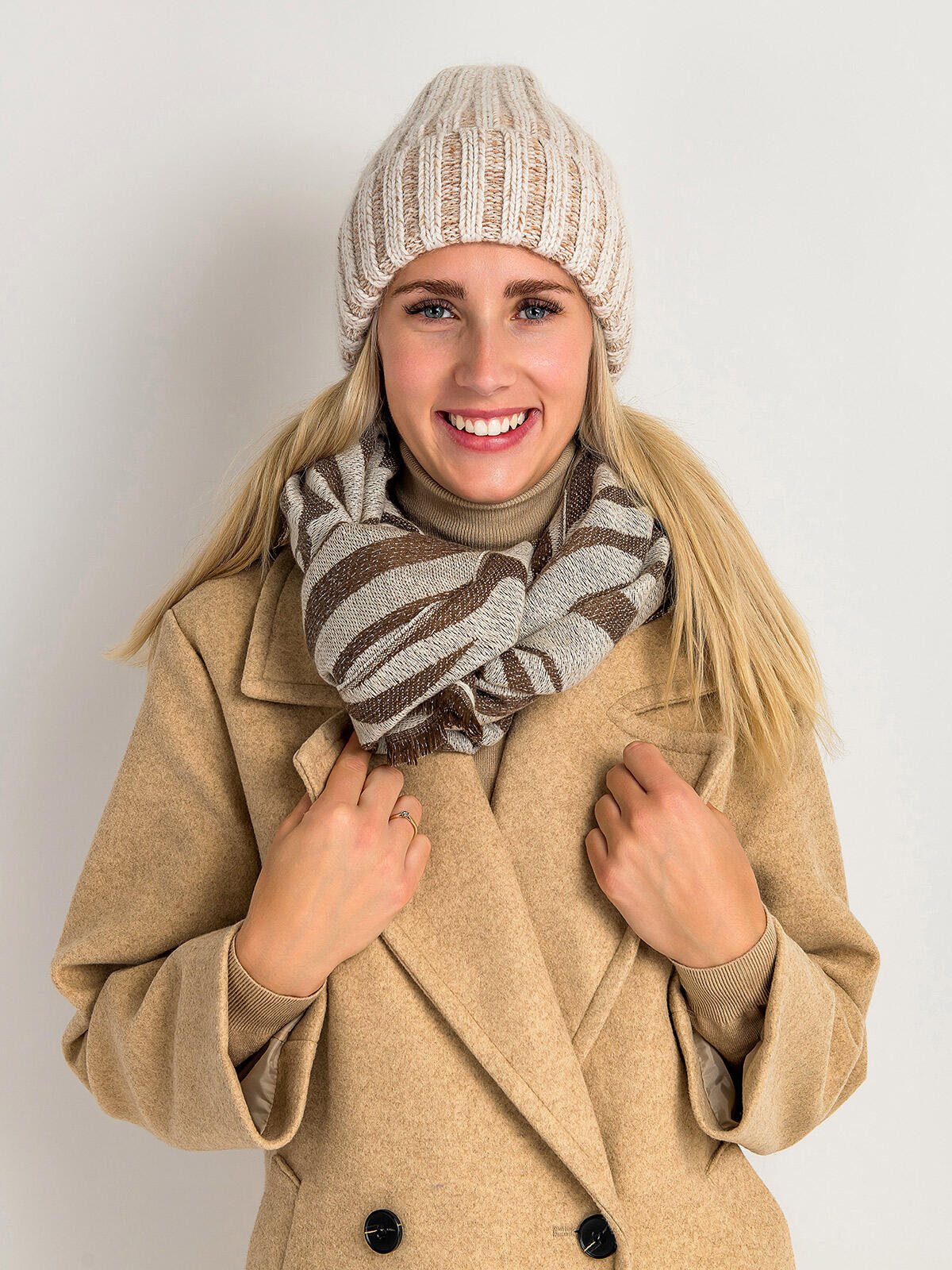 Szalik z błyszczącą nitką