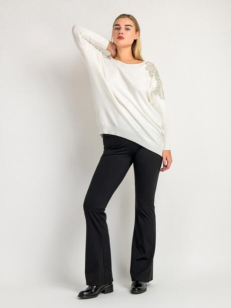 Sweter z aplikacjami na ramionach