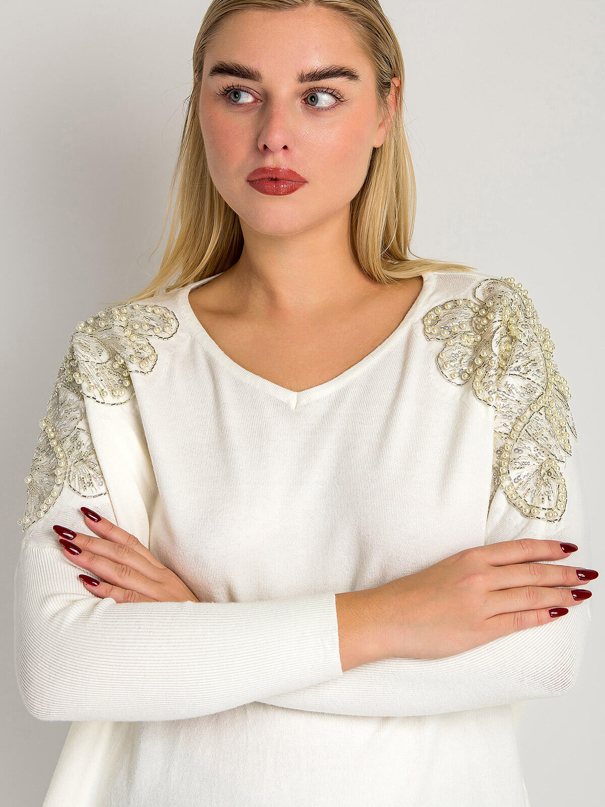 Sweter z aplikacjami na ramionach