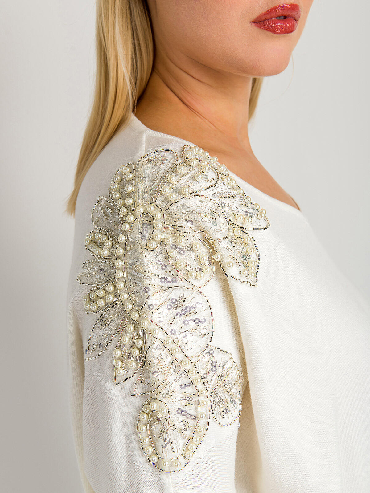 Sweter z aplikacjami na ramionach