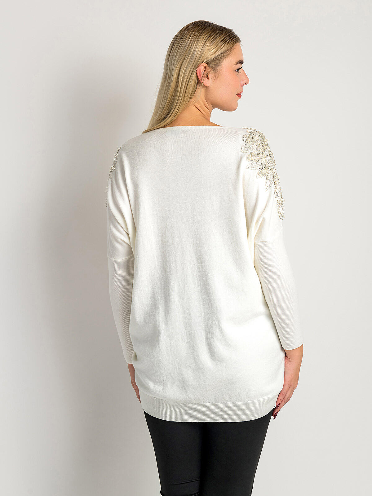 Sweter z aplikacjami na ramionach