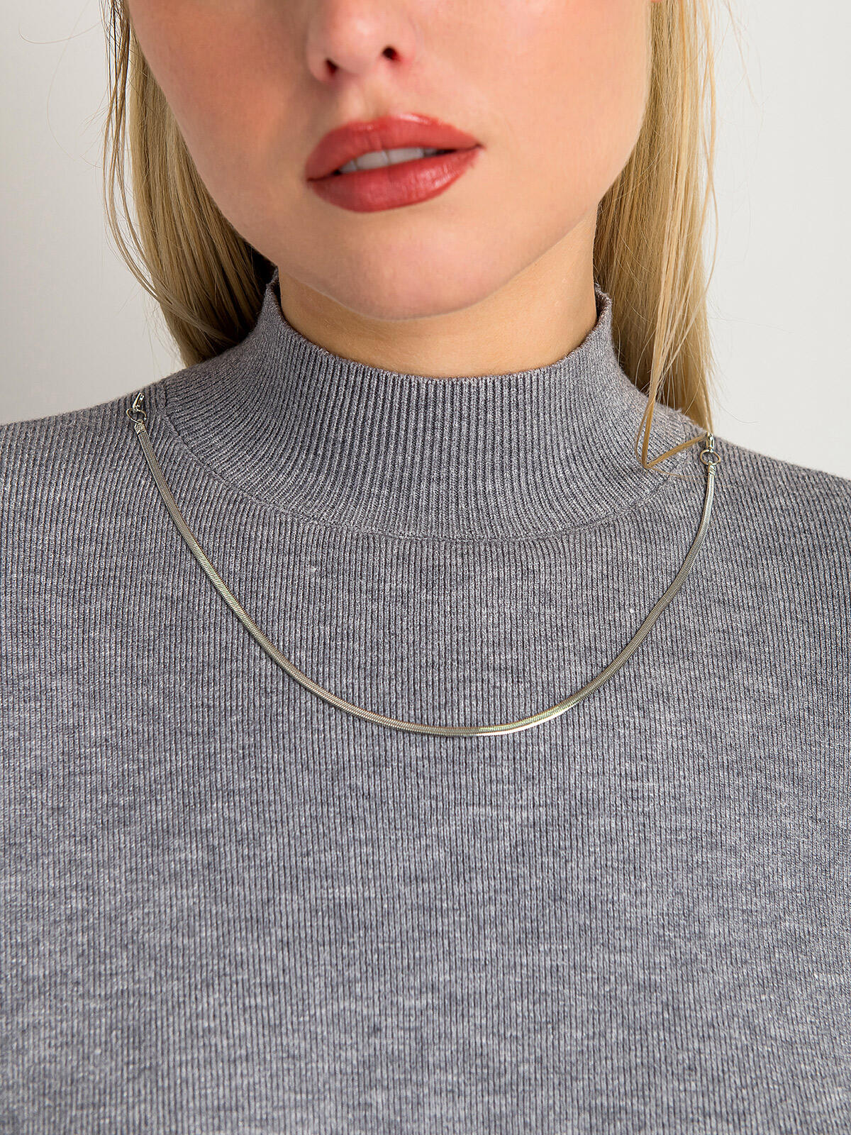 Sweter z łańcuszkiem