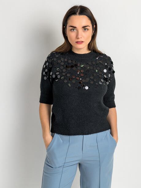 Sweter z ozdobnym akcentem