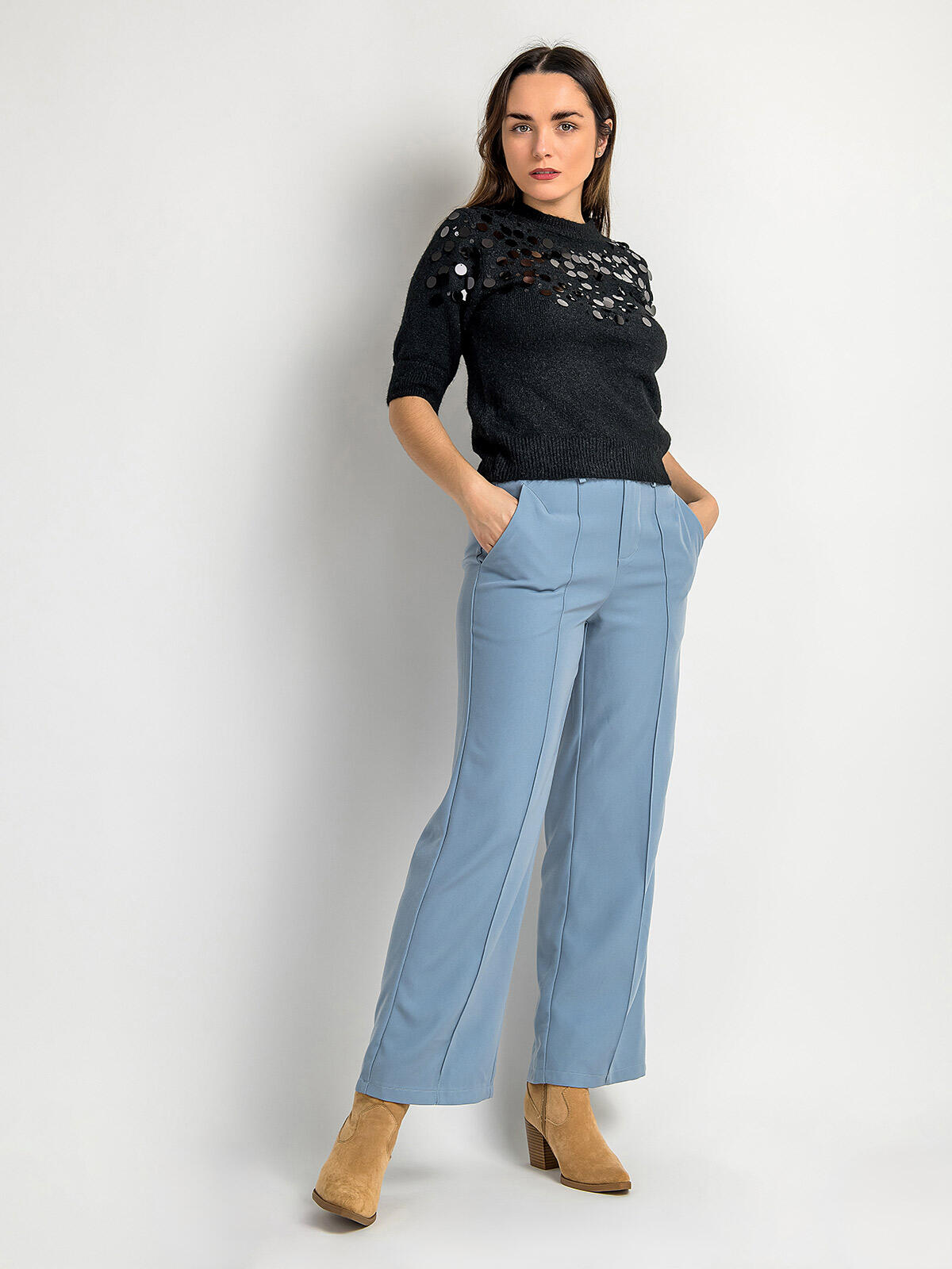 Sweter z ozdobnym akcentem