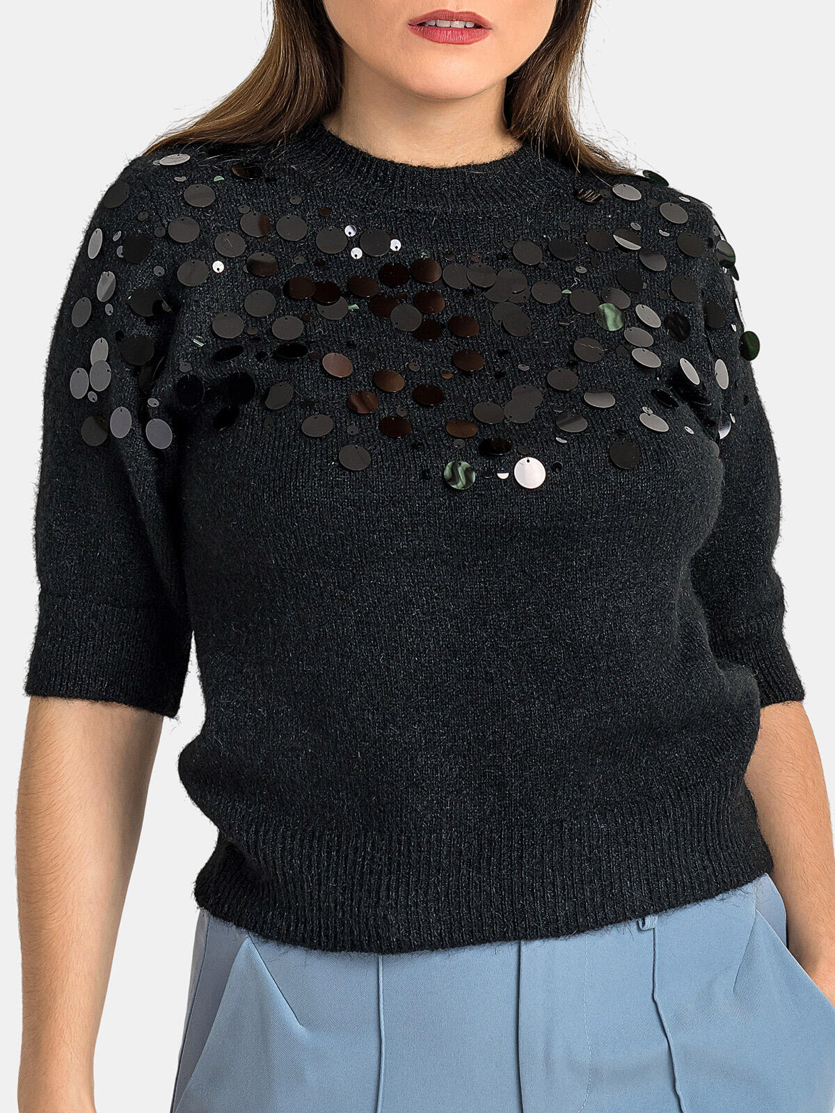 Sweter z ozdobnym akcentem