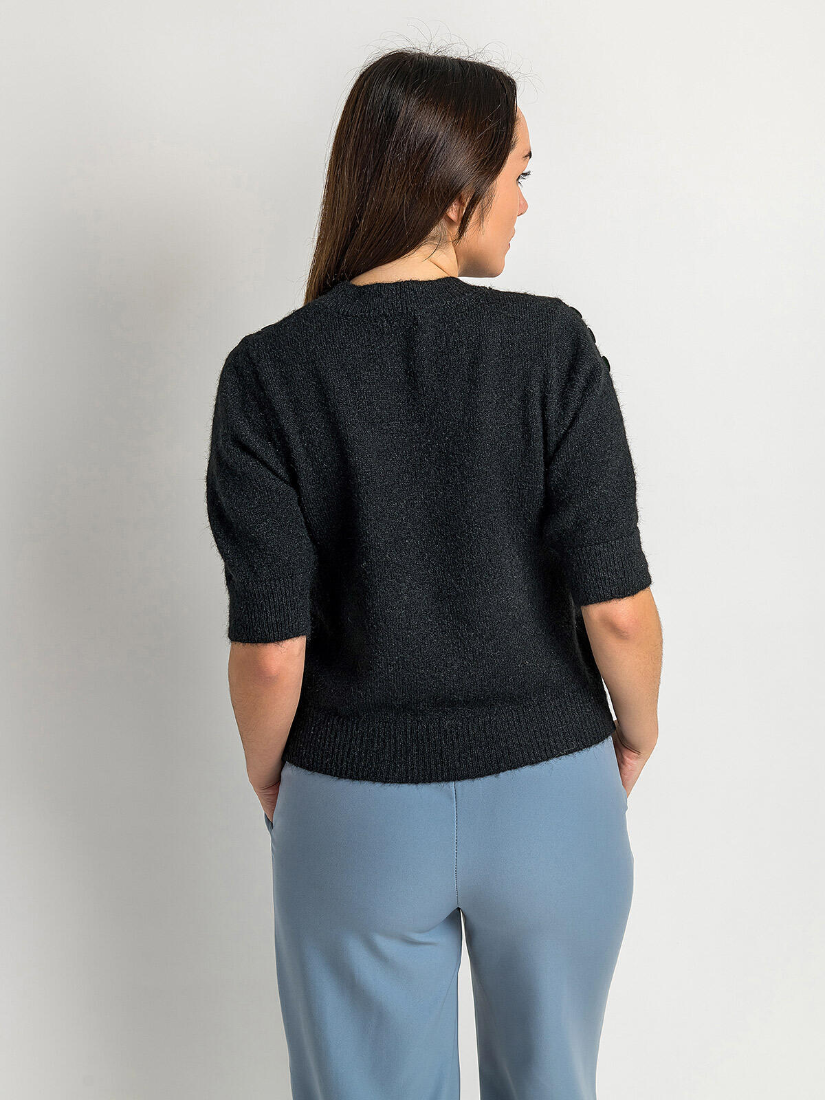 Sweter z ozdobnym akcentem