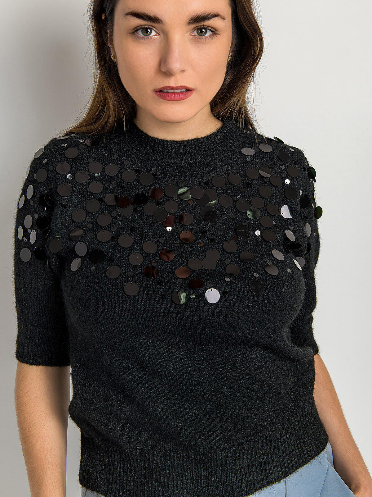 Sweter z ozdobnym akcentem