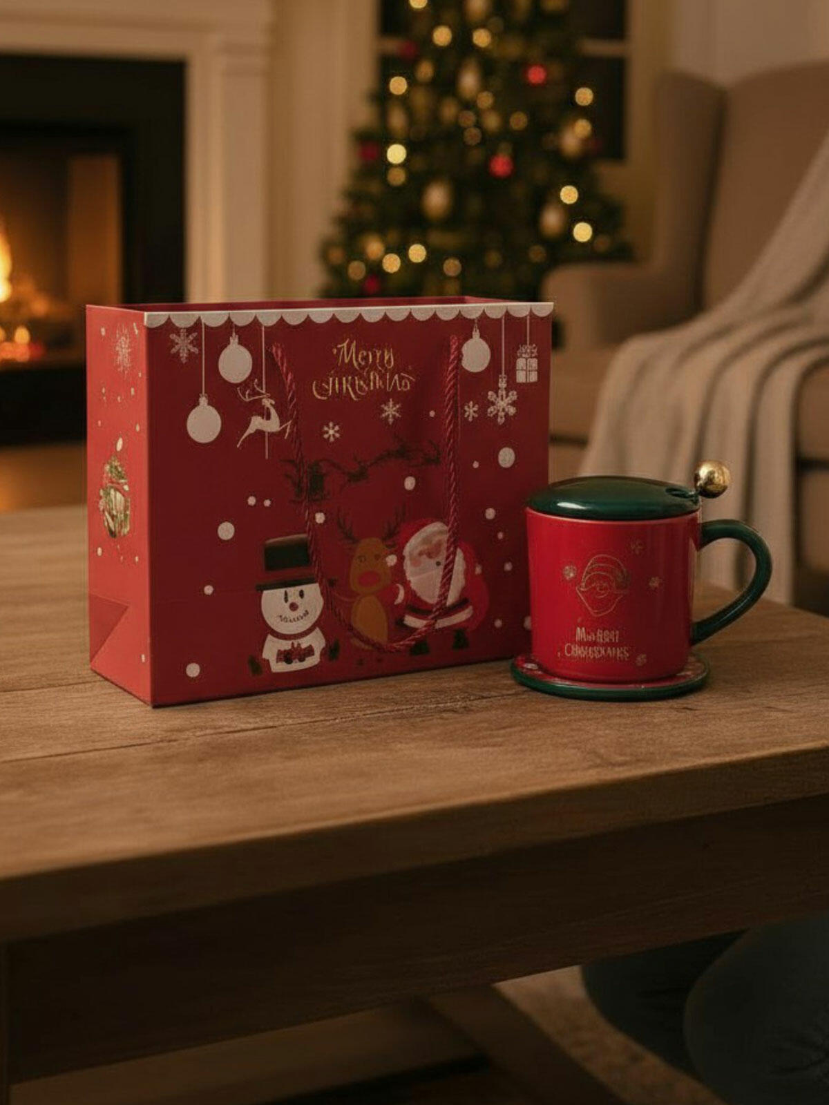 Kubek świąteczny z pokrywką i łyżeczką