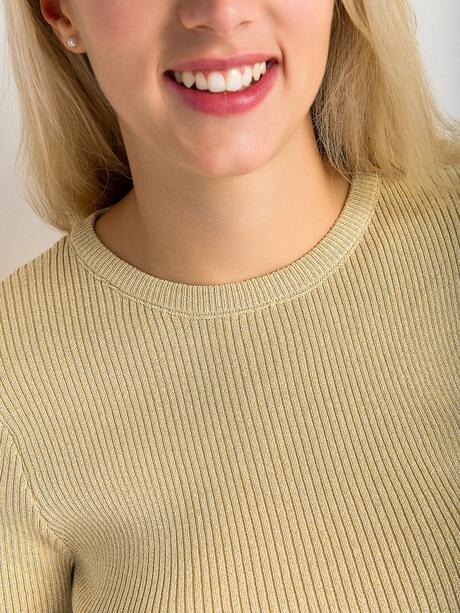 Sweter z błyszczącą nitką