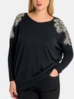 Sweter z aplikacjami na ramionach