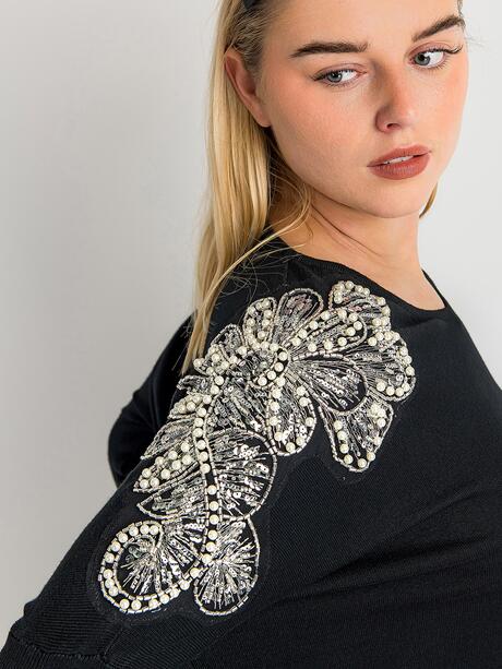 Sweter z aplikacjami na ramionach