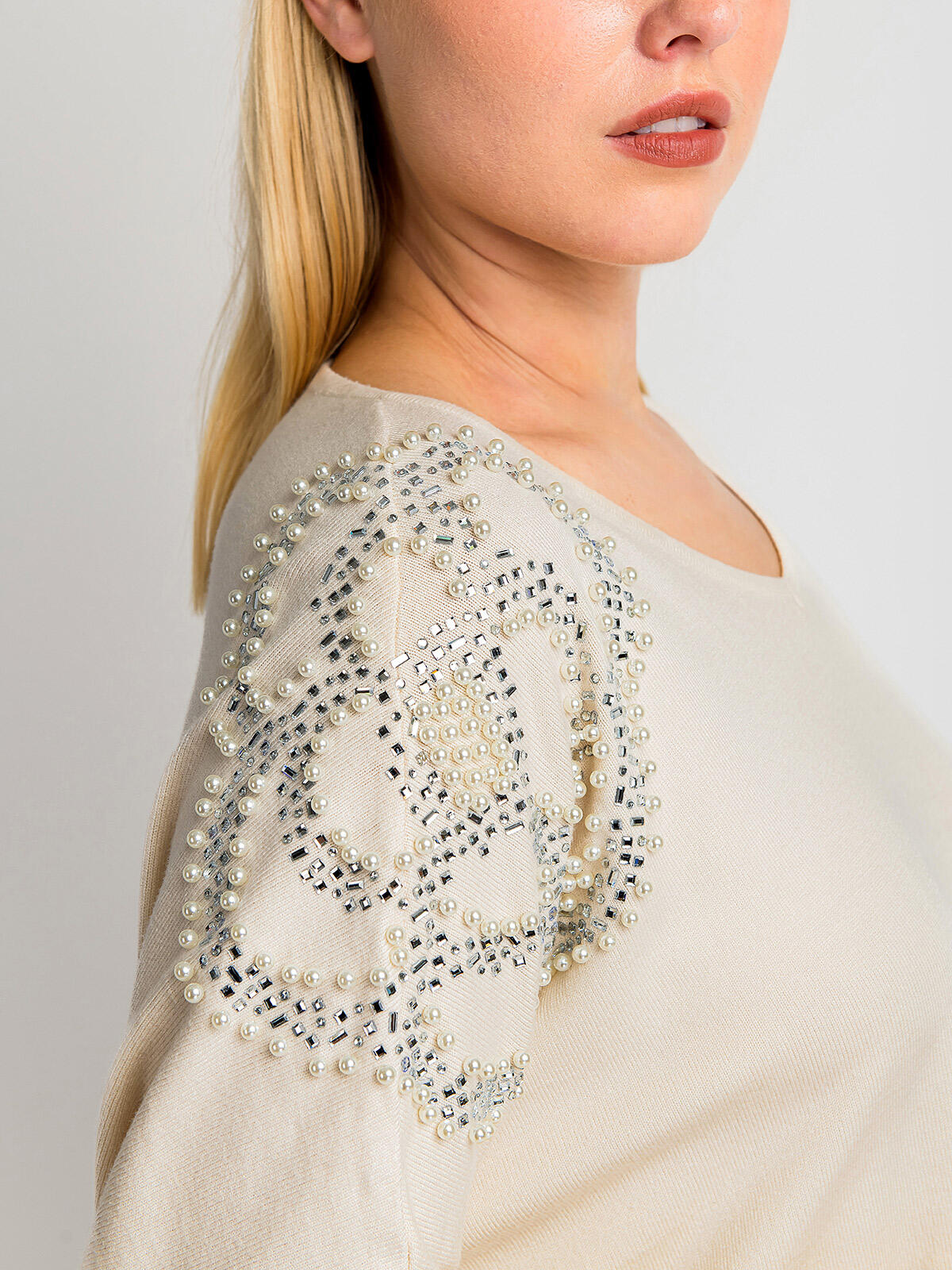 Sweter z domieszką wiskozy