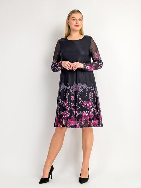 Sukienka z kwiatowym akcentem
