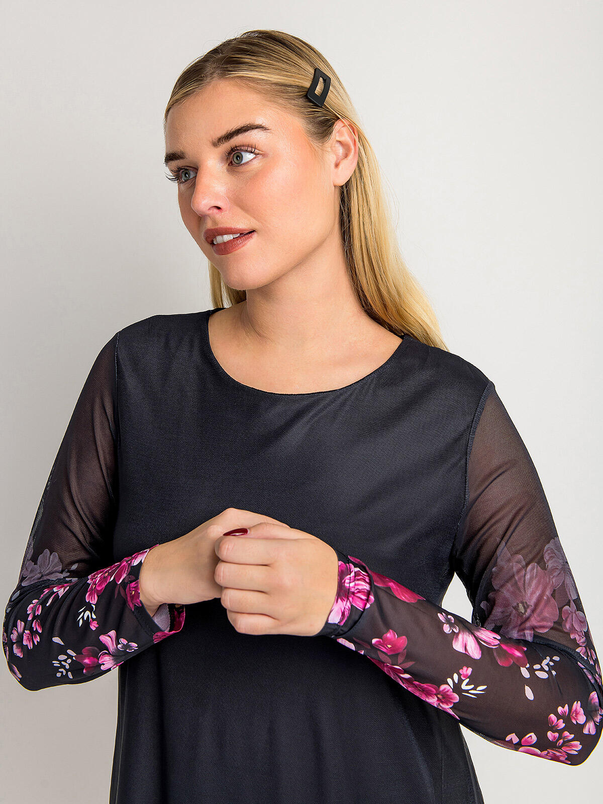 Sukienka z kwiatowym akcentem