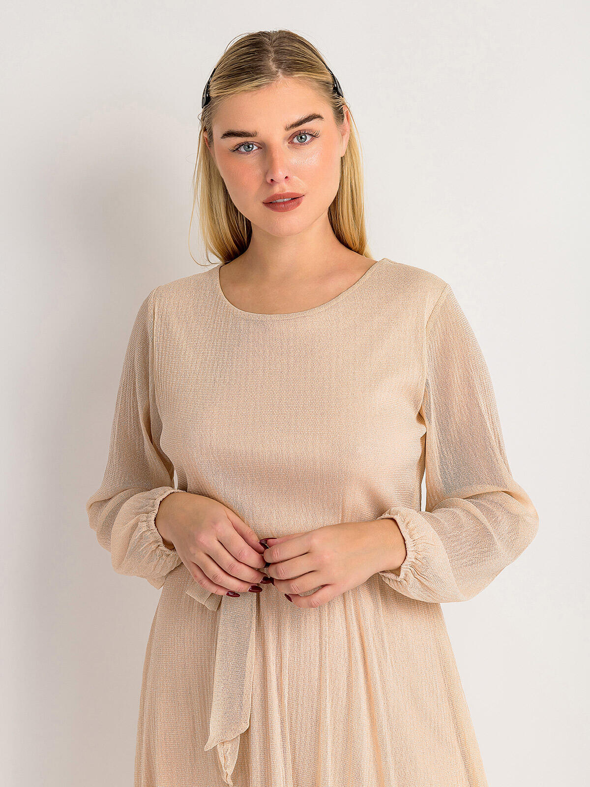 Sukienka midi z błyszczącą nitką