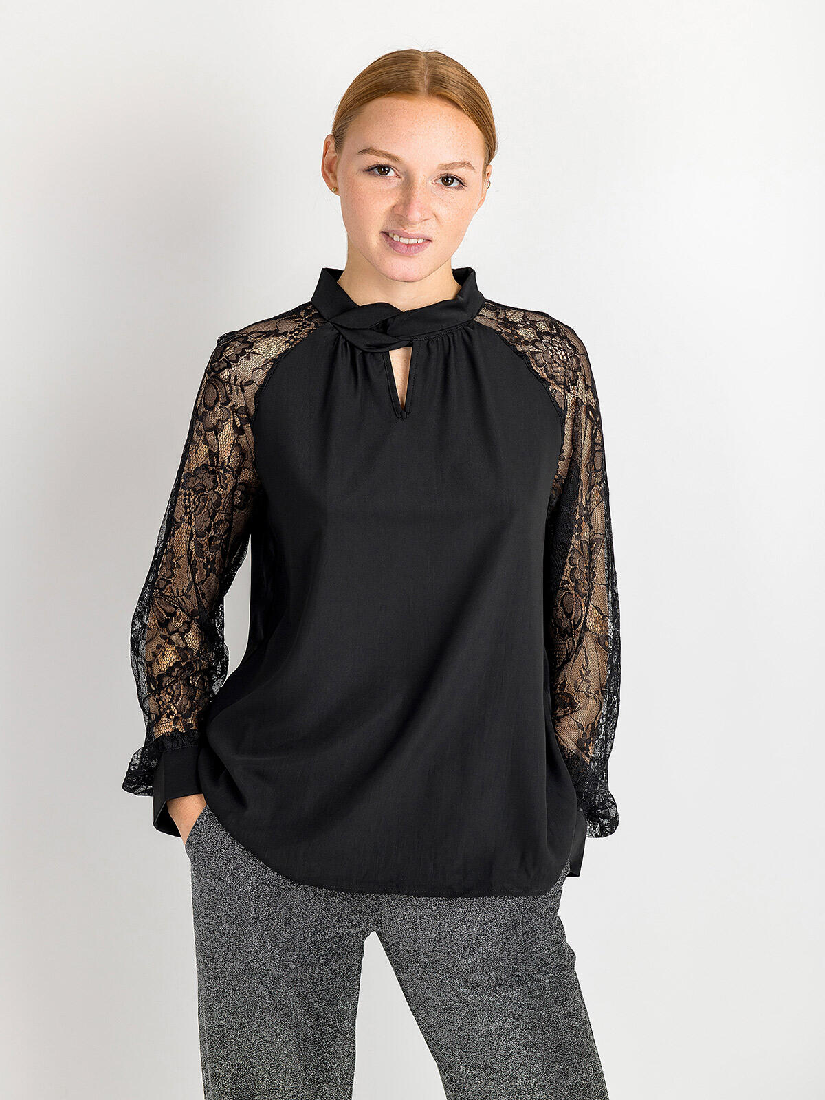 Bluzka z ozdobnymi rękawami