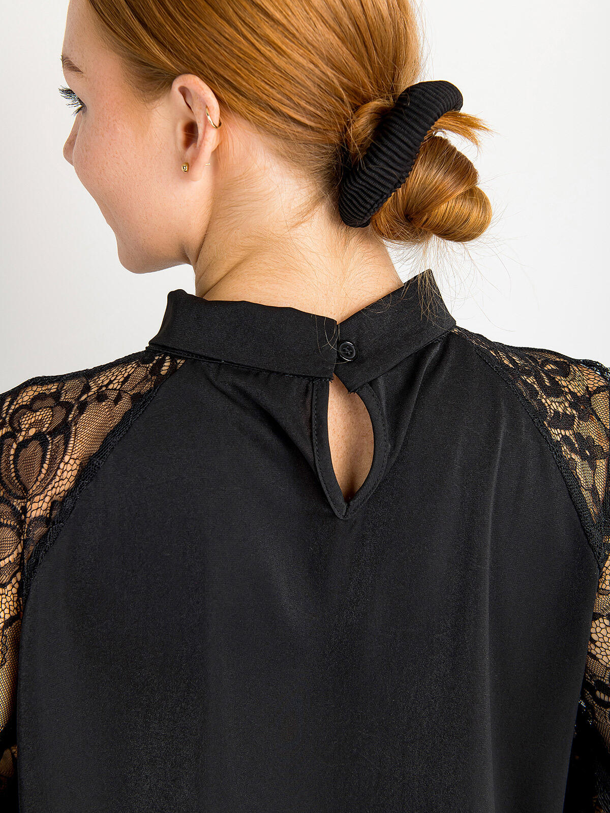 Bluzka z ozdobnymi rękawami