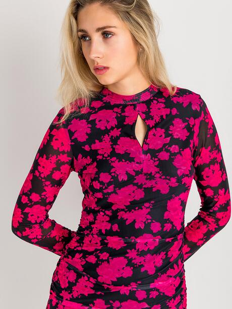 Wzorzysta sukienka z marszczeniem