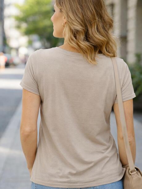 Minimalistyczny T-shirt z bawełną