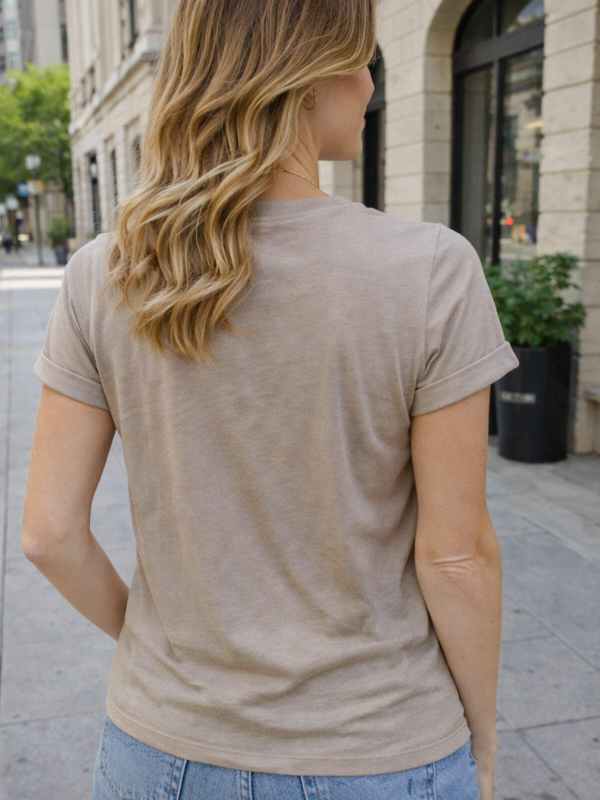 Minimalistyczny T-shirt z bawełną