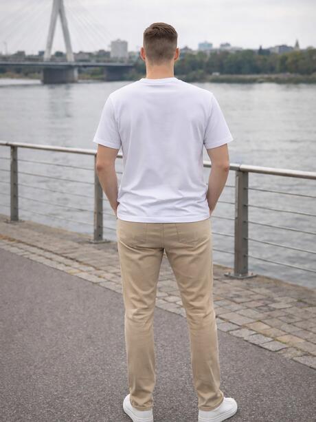 T-shirt z ozdobnym napisem