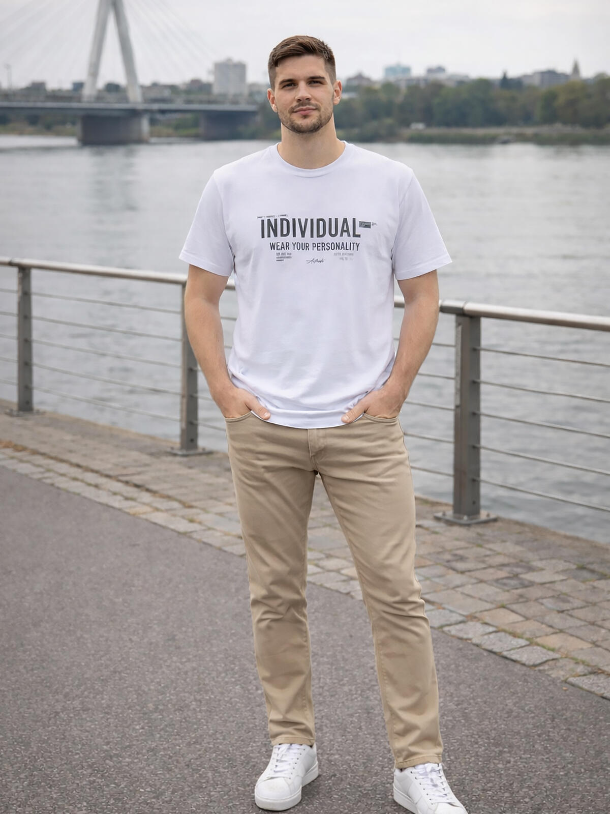 T-shirt z ozdobnym napisem