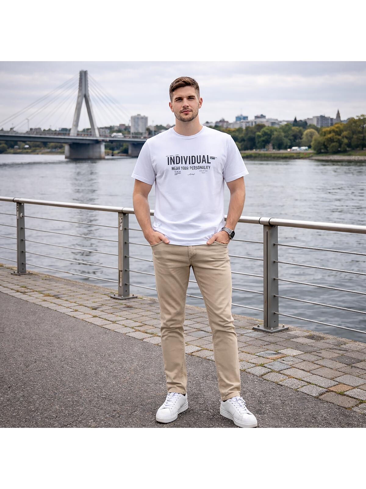 T-shirt z ozdobnym napisem
