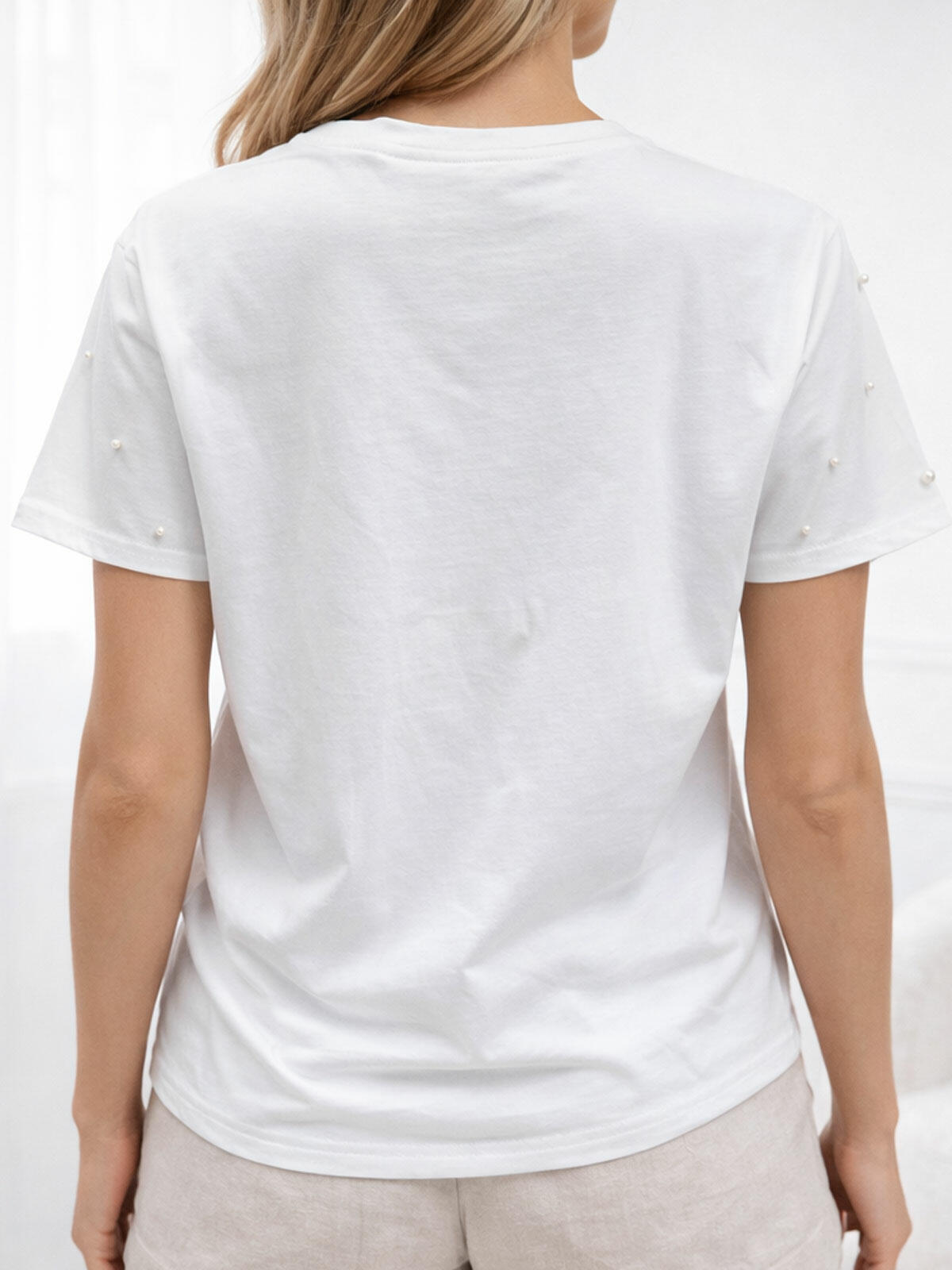 T-shirt z kwiatowymi aplikacjami