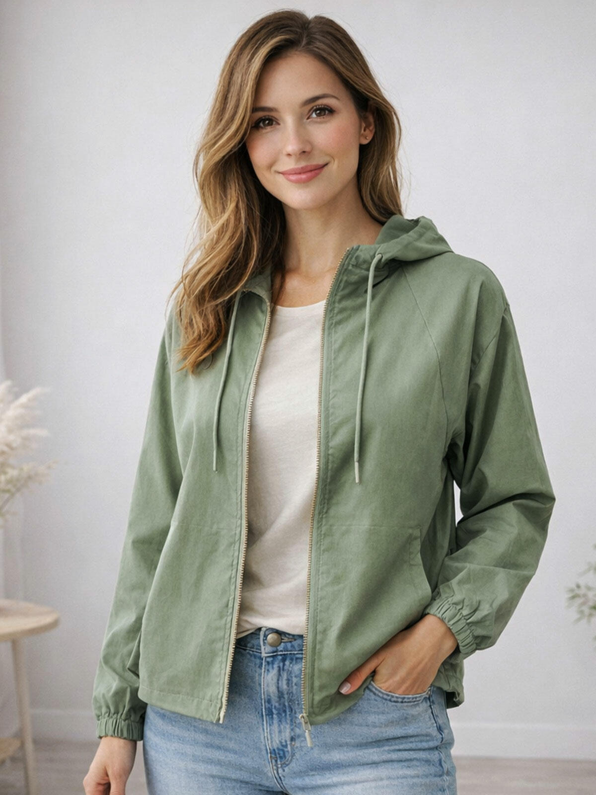 Cienka kurtka z kapturem