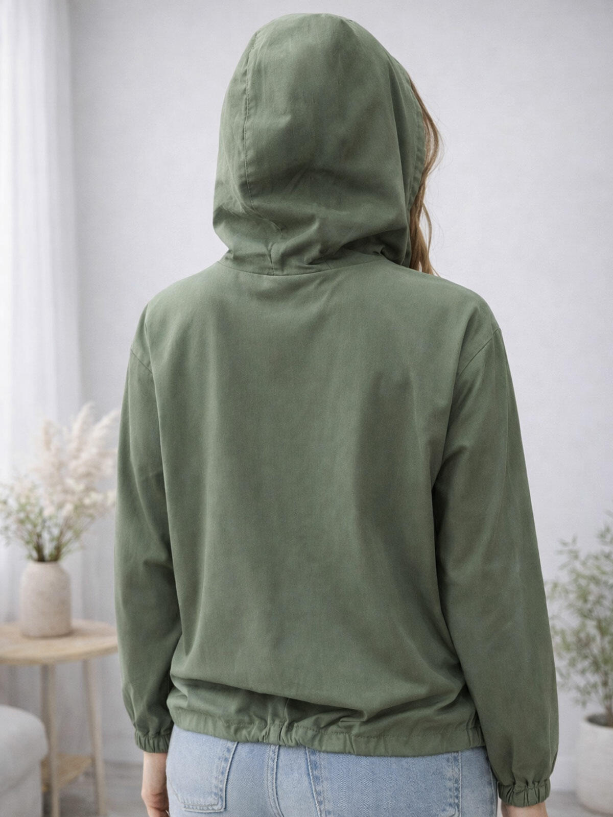 Cienka kurtka z kapturem